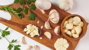 Kumur Garam sampai Kunyah Bawang Putih