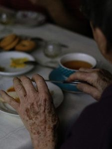 Generasi Sandwich Rentan Alami Stres dan Kelelahan