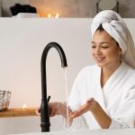 Mandi Minim Cahaya yang Disebut-sebut Bisa Bikin Tidur Lebih Nyenyak