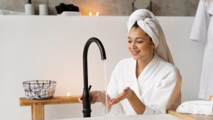 Mandi Minim Cahaya yang Disebut-sebut Bisa Bikin Tidur Lebih Nyenyak